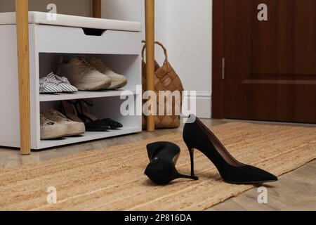 Stylische Damenschuhe auf dem Boden im Flur Stockfoto