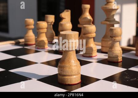 Schachfiguren aus Holz an Bord. Großartig für Hintergrund. Mit Platz für Text. Stockfoto