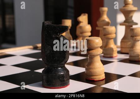 Schachfiguren aus Holz an Bord. Großartig für Hintergrund. Mit Platz für Text. Stockfoto