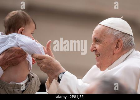 Vatikan, Vatikan. 08. März 2023. Papst Franziskus begrüßt und segnet ein Kind während seiner traditionellen Mittwoch-Generalaudienz in St. Petersplatz in der Vatikanstadt. Kredit: SOPA Images Limited/Alamy Live News Stockfoto