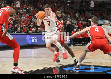 Chicago, Illinois, USA. 08. März 2023. Während der ersten Runde des NCAA Big Ten Conference Männer Basketballturniers im United Center in Chicago, Illinois, fährt Connor Essegian (3) als Wächter von Wisconsin zum Korb. Dean Reid/CSM/Alamy Live News Stockfoto