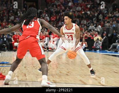 Chicago, Illinois, USA. 08. März 2023. Chucky Hepburn (23), der Dachs von Wisconsin, spielt den Ball in der ersten Runde des NCAA Big Ten Conference Männer Basketballturniers im United Center in Chicago, Illinois. Dean Reid/CSM/Alamy Live News Stockfoto