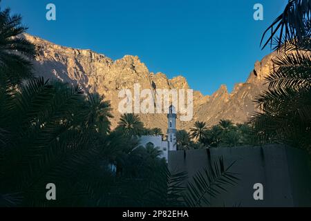 Die westlichen Hajar-Berge erheben sich über der Moschee im Dorf bald Sayt (Balad Sayt), Oman Stockfoto