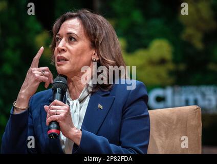 Miami Beach, Florida, USA. 08. März 2023. US-Vizepräsident Kamala Harris nimmt am 08. März 2023 im New World Symphony Auditorium in Miami Beach, Florida, USA an einem moderierten Gespräch Teil, das sich mit dem Thema „The Biden-Harris Administration's Investments to Combat the Climate Crisis and Continuous efforts to Building a New clean Energy Economy that works for all“ befasst. Kredit: Cristobal Herrera-Ulashkevich/Pool via CNP/dpa/Alamy Live News Stockfoto