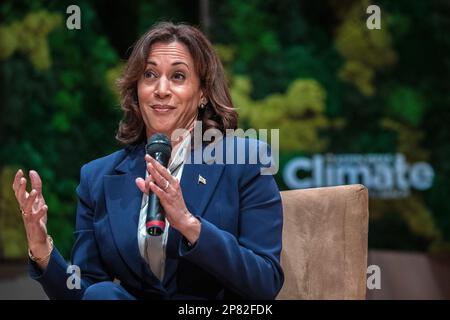 Miami Beach, Florida, USA. 08. März 2023. US-Vizepräsident Kamala Harris nimmt am 08. März 2023 im New World Symphony Auditorium in Miami Beach, Florida, USA an einem moderierten Gespräch Teil, das sich mit dem Thema „The Biden-Harris Administration's Investments to Combat the Climate Crisis and Continuous efforts to Building a New clean Energy Economy that works for all“ befasst. Kredit: Cristobal Herrera-Ulashkevich/Pool via CNP/dpa/Alamy Live News Stockfoto