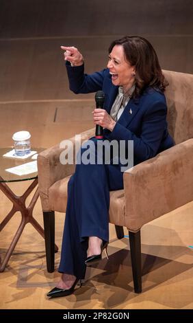 Miami Beach, Florida, USA. 08. März 2023. US-Vizepräsident Kamala Harris nimmt am 08. März 2023 im New World Symphony Auditorium in Miami Beach, Florida, USA an einem moderierten Gespräch Teil, das sich mit dem Thema „The Biden-Harris Administration's Investments to Combat the Climate Crisis and Continuous efforts to Building a New clean Energy Economy that works for all“ befasst. Kredit: Cristobal Herrera-Ulashkevich/Pool via CNP/dpa/Alamy Live News Stockfoto
