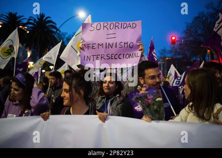 Malaga, Spanien. 08. März 2023. Eine Frau trägt ein Plakat, wenn sie an einer Demonstration zur Förderung der Rechte der Frau im Rahmen der Aktivitäten zur Feier des Internationalen Frauentags teilnimmt. Tausende von Frauen, die von feministischen Bewegungen gerufen wurden, marschierten entlang der Hauptstraßen, um gegen geschlechtsspezifische Gewalt und Femizide anlässlich des Internationalen Frauentags zu protestieren. Kredit: SOPA Images Limited/Alamy Live News Stockfoto