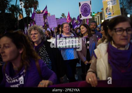 Malaga, Spanien. 08. März 2023. Eine Frau trägt ein Plakat, wenn sie an einer Demonstration zur Förderung der Rechte der Frau im Rahmen der Aktivitäten zur Feier des Internationalen Frauentags teilnimmt. Tausende von Frauen, die von feministischen Bewegungen gerufen wurden, marschierten entlang der Hauptstraßen, um gegen geschlechtsspezifische Gewalt und Femizide anlässlich des Internationalen Frauentags zu protestieren. Kredit: SOPA Images Limited/Alamy Live News Stockfoto