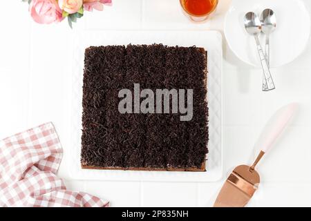 Quadratischer Schokoladenschwammkuchen mit Schredderschokolade und Blick von oben Stockfoto