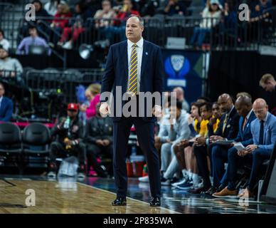 März 08 2023 Las Vegas, NV, USA Kalifornischer Cheftrainer Mark Fox auf dem Platz während der ersten Runde des NCAA Pac 12 Männer Basketball Tournament zwischen Washington State Cougars und den California Golden Bears. Washington State schlägt Kalifornien 69-52 in der T Mobile Arena Las Vegas, NV. Thurman James/CSM Stockfoto