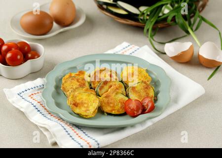 In der Pfanne gebratene koreanische Zucchini Kürbis Pfannkuchen oder Hobak Jeon, gebratener grüner Kürbis mit Mehl und Eiern. Stockfoto