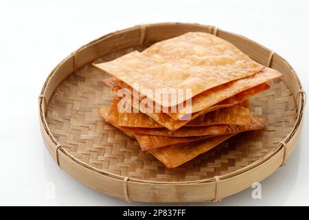 Frittierte Kerupuk Pangsit, Kerupuk Bawang oder Crsipy Fried Dumpling Skin. Typische asiatische Cracker für Nudelgerichte Stockfoto