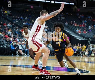 März 08 2023 Las Vegas, NV, USA California Guard Joel Brown (1) geht beim NCAA Pac 12 Männer Basketball Tournament First Round zwischen Washington State Cougars und den California Golden Bears auf den Basketball.Washington State schlägt California 69-52 in der T Mobile Arena Las Vegas, NV. Thurman James/CSM Stockfoto