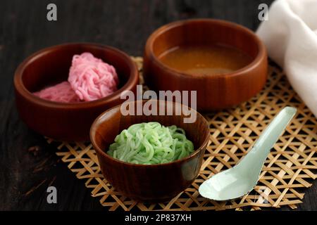 Putu Mayang oder Petulo, traditioneller indonesischer javanischer Snack aus Reismehl mit Palmenzuckersirup Stockfoto