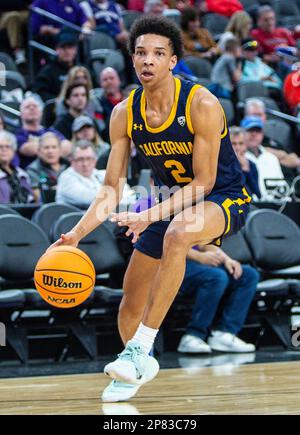 März 08 2023 Las Vegas, NV, USA California Forward Monty Bowser (2) geht beim NCAA Pac 12 Männer Basketball Tournament First Round zwischen Washington State Cougars und den California Golden Bears in den Korb. Washington State schlägt California 69-52 in der T Mobile Arena Las Vegas, NV. Thurman James/CSM Stockfoto