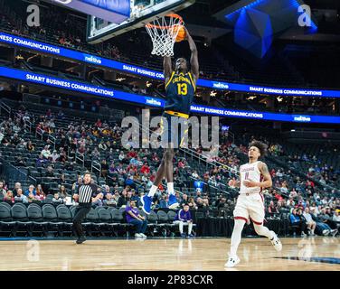 März 08 2023 Las Vegas, NV, USA California Forward Kuany Kuany (13)Slam den Ball während der ersten Runde des NCAA Pac 12 Männer Basketball Tournament zwischen Washington State Cougars und den California Golden Bears. Washington State besiegt Kalifornien 69-52 in der T Mobile Arena Las Vegas, NV. Thurman James/CSM Stockfoto