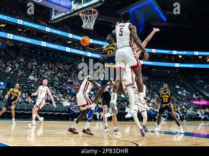 März 08 2023 Las Vegas, NV, USA California Forward Kuany Kuany (13) fährt während des NCAA Pac 12 Männer Basketball Tournament First Round zwischen Washington State Cougars und den California Golden Bears zum Basketball-Basketball-Basketball. Washington State schlägt California 69-52 in der T Mobile Arena Las Vegas, NV. Thurman James/CSM Stockfoto