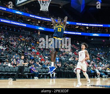 März 08 2023 Las Vegas, NV, USA California Forward Kuany Kuany (13)Slam den Ball während der ersten Runde des NCAA Pac 12 Männer Basketball Tournament zwischen Washington State Cougars und den California Golden Bears. Washington State besiegt Kalifornien 69-52 in der T Mobile Arena Las Vegas, NV. Thurman James/CSM Stockfoto