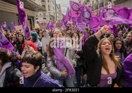 Madrid, Spanien. 08. März 2023. Tausende von Menschen sind in diesem März 8, dem Internationalen Frauentag, wieder auf die Straße gegangen, an einem Tag, an dem die Unterschiede innerhalb des Feminismus deutlich geworden sind, mit getrennten Märschen in vielen spanischen Städten. In Madrid fanden zum zweiten Mal in Folge zwei Demonstrationen statt: Eine von ihnen wurde von der "8M. Kommission" einberufen, die ihre historische Reise wiederherstellt (es ist die Einheit, die sich seit den 70s Jahren an diesem Tag versammelt hat), von Atocha bis zum Ende auf der Plaza de España. Kredit: Alberto Sibaja Ramírez/Alamy Live News Stockfoto