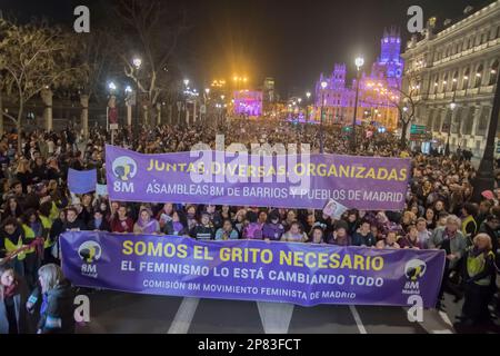 Madrid, Spanien. 08. März 2023. Tausende von Menschen sind in diesem März 8, dem Internationalen Frauentag, wieder auf die Straße gegangen, an einem Tag, an dem die Unterschiede innerhalb des Feminismus deutlich geworden sind, mit getrennten Märschen in vielen spanischen Städten. In Madrid fanden zum zweiten Mal in Folge zwei Demonstrationen statt: Eine von ihnen wurde von der "8M. Kommission" einberufen, die ihre historische Reise wiederherstellt (es ist die Einheit, die sich seit den 70s Jahren an diesem Tag versammelt hat), von Atocha bis zum Ende auf der Plaza de España. Kredit: Alberto Sibaja Ramírez/Alamy Live News Stockfoto