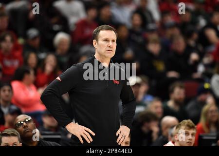 Chicago, Illinois, USA. 08. März 2023. Der Cheftrainer der Nebraska Cornhuskers, Fred Hoiberg, schaut in der ersten Runde des NCAA Big Ten Conference Männer Basketballturniers im United Center in Chicago, Illinois, vorbei. Dean Reid/CSM/Alamy Live News Stockfoto