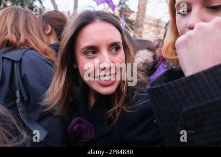 Madrid, Spanien. 08. März 2023. Die Ministerin für Gleichberechtigung, Irene Montero, wurde während einer Demonstration anlässlich des Internationalen Frauentags in Madrid gesehen. Anlässlich des Internationalen Frauentags veranstalten Hauptstädte auf der ganzen Welt Märsche, Kundgebungen und Demonstrationen, unter anderem in Madrid, wo die breiten, von Bäumen gesäumten Boulevards regelmäßig mit einem Meer aus Lila gefüllt sind, eine Farbe, die oft mit Frauenrechten in Verbindung gebracht wird. (Foto: Atilano Garcia/SOPA Images/Sipa USA) Guthaben: SIPA USA/Alamy Live News Stockfoto