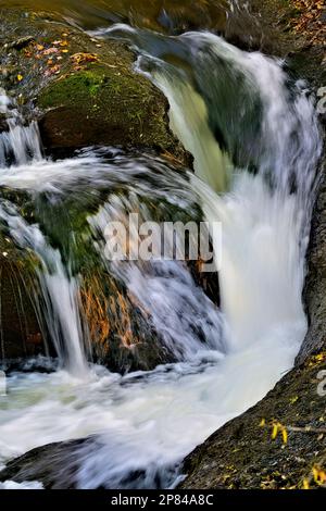 Ein vertikales Bild des Wasserfalls in Waterford New Brunswick, Kanada. Stockfoto