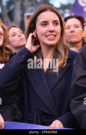 Madrid, Spanien. 08. März 2023. Die Ministerin für Gleichberechtigung, Irene Montero, wurde während einer Demonstration anlässlich des Internationalen Frauentags in Madrid gesehen. Anlässlich des Internationalen Frauentags veranstalten Hauptstädte auf der ganzen Welt Märsche, Kundgebungen und Demonstrationen, unter anderem in Madrid, wo die breiten, von Bäumen gesäumten Boulevards regelmäßig mit einem Meer aus Lila gefüllt sind, eine Farbe, die oft mit Frauenrechten in Verbindung gebracht wird. (Foto: Atilano Garcia/SOPA Images/Sipa USA) Guthaben: SIPA USA/Alamy Live News Stockfoto