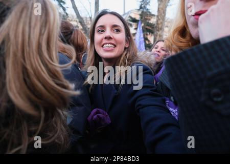 Madrid, Spanien. 08. März 2023. Die Ministerin für Gleichberechtigung, Irene Montero, wurde während einer Demonstration anlässlich des Internationalen Frauentags in Madrid gesehen. Anlässlich des Internationalen Frauentags veranstalten Hauptstädte auf der ganzen Welt Märsche, Kundgebungen und Demonstrationen, unter anderem in Madrid, wo die breiten, von Bäumen gesäumten Boulevards regelmäßig mit einem Meer aus Lila gefüllt sind, eine Farbe, die oft mit Frauenrechten in Verbindung gebracht wird. (Foto: Atilano Garcia/SOPA Images/Sipa USA) Guthaben: SIPA USA/Alamy Live News Stockfoto