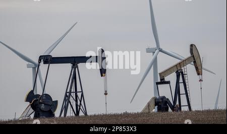 Dallas, Usa. 08. März 2023. Am Mittwoch, den 8. März 2023, liegen Ölbohrtürme und Windmühlen nordwestlich von Dallas im Westen von Texas. Texas wurde auf Öl gebaut, aber jetzt ist der Staat ein nationaler Führer in den Bereichen Wind- und Solarenergie. Foto von Pat Benic/ Kredit: UPI/Alamy Live News Stockfoto