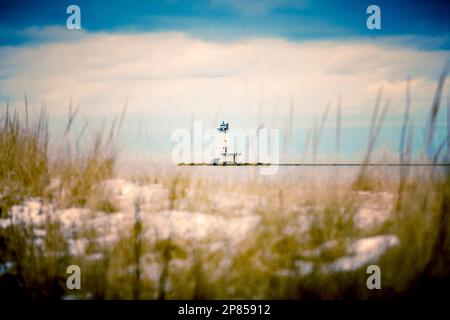 Blick auf die Kanalmarkierung des North Break Wall Lighthouse aus Sicht von Buttersville, Ludington, Michigan, USA. Stockfoto