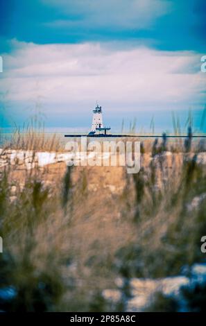 Blick auf die Kanalmarkierung des North Break Wall Lighthouse aus Sicht von Buttersville, Ludington, Michigan, USA. Stockfoto