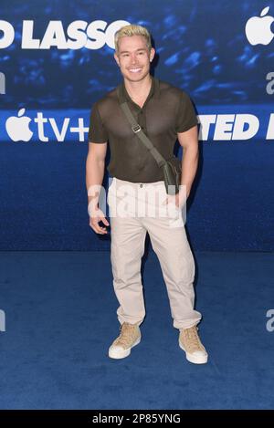 Colton Tran nimmt an der Premiere der Staffel 3 „Ted Lasso“ Teil. Stockfoto