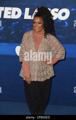 Yvette Nicole Brown nimmt an der Premiere der Staffel 3 „Ted Lasso“ Teil. Stockfoto