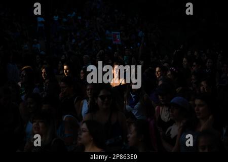 Santiago, Metropolitana, Chile. 8. März 2023. Frauen marschieren am Internationalen Frauentag in Santiago, Chile. (Kreditbild: © Matias Basualdo/ZUMA Press Wire) NUR REDAKTIONELLE VERWENDUNG! Nicht für den kommerziellen GEBRAUCH! Kredit: ZUMA Press, Inc./Alamy Live News Stockfoto