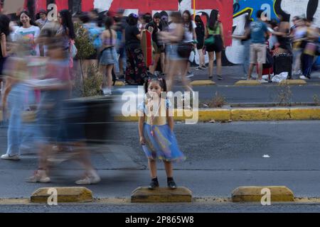 Santiago, Metropolitana, Chile. 8. März 2023. Ein Mädchen besucht den marsch anlässlich des Internationalen Frauentags in Santiago, Chile. (Kreditbild: © Matias Basualdo/ZUMA Press Wire) NUR REDAKTIONELLE VERWENDUNG! Nicht für den kommerziellen GEBRAUCH! Kredit: ZUMA Press, Inc./Alamy Live News Stockfoto