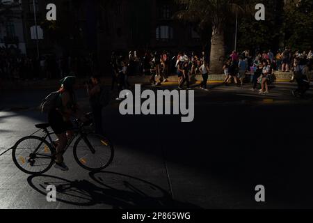Santiago, Metropolitana, Chile. 8. März 2023. Frauen marschieren am Internationalen Frauentag in Santiago, Chile. (Kreditbild: © Matias Basualdo/ZUMA Press Wire) NUR REDAKTIONELLE VERWENDUNG! Nicht für den kommerziellen GEBRAUCH! Kredit: ZUMA Press, Inc./Alamy Live News Stockfoto