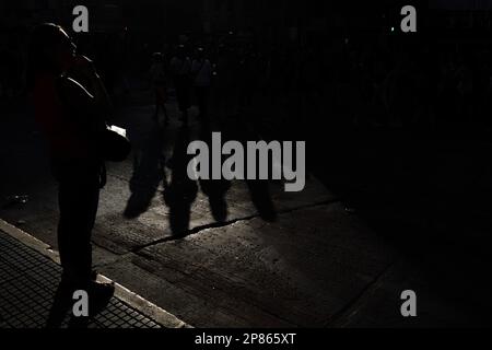 Santiago, Metropolitana, Chile. 8. März 2023. Frauen marschieren am Internationalen Frauentag in Santiago, Chile. (Kreditbild: © Matias Basualdo/ZUMA Press Wire) NUR REDAKTIONELLE VERWENDUNG! Nicht für den kommerziellen GEBRAUCH! Kredit: ZUMA Press, Inc./Alamy Live News Stockfoto