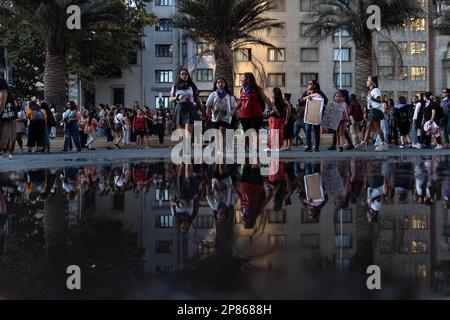Santiago, Metropolitana, Chile. 8. März 2023. Frauen marschieren am Internationalen Frauentag in Santiago, Chile. (Kreditbild: © Matias Basualdo/ZUMA Press Wire) NUR REDAKTIONELLE VERWENDUNG! Nicht für den kommerziellen GEBRAUCH! Kredit: ZUMA Press, Inc./Alamy Live News Stockfoto