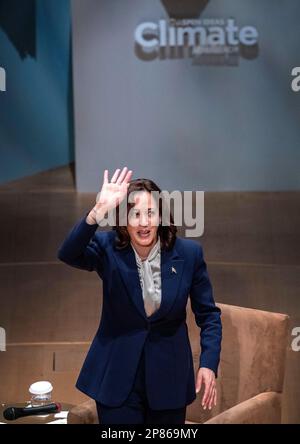 Miami Beach, Usa. 08. März 2023. Der US-Vizepräsident Kamala Harris nimmt an einem moderierten Gespräch Teil, das sich auf „die Investitionen der Regierung Biden-Harris zur Bekämpfung der Klimakrise und die laufenden Bemühungen um den Aufbau einer neuen, für alle funktionierenden Energiewirtschaft“ im New World Symphony Auditorium in Miami Beach, Florida, USA, am 08. März 2023 konzentriert. Neben Harris ist Songwriterin Gloria Estefan. Foto: Cristobal Herrera-Ulashkevich/Pool/ABACAPRESS.COM Kredit: Abaca Press/Alamy Live News Stockfoto