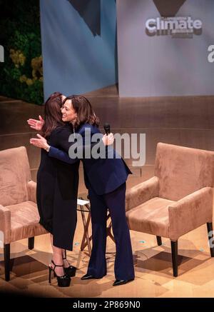 Miami Beach, Usa. 08. März 2023. Die US-Vizepräsidentin Kamala Harris (R) begrüßt die Songwriterin Gloria Estefan vor einem moderierten Gespräch, bei dem es um "die Investitionen der Regierung Biden-Harris zur Bekämpfung der Klimakrise und die laufenden Bemühungen um den Aufbau einer neuen sauberen Energiewirtschaft, die für alle funktioniert" im New World Symphony Auditorium in Miami Beach, Florida, ging. USA, 08. März 2023. Foto: Cristobal Herrera-Ulashkevich/Pool/ABACAPRESS.COM Kredit: Abaca Press/Alamy Live News Stockfoto