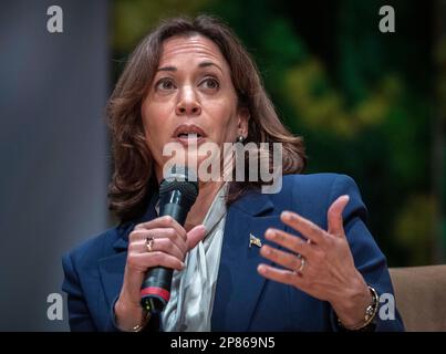 Miami Beach, Usa. 08. März 2023. Der US-Vizepräsident Kamala Harris nimmt an einem moderierten Gespräch Teil, das sich auf „die Investitionen der Regierung Biden-Harris zur Bekämpfung der Klimakrise und die laufenden Bemühungen um den Aufbau einer neuen, für alle funktionierenden Energiewirtschaft“ im New World Symphony Auditorium in Miami Beach, Florida, USA, am 08. März 2023 konzentriert. Neben Harris ist Songwriterin Gloria Estefan. Foto: Cristobal Herrera-Ulashkevich/Pool/ABACAPRESS.COM Kredit: Abaca Press/Alamy Live News Stockfoto