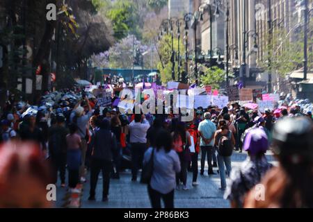 Nicht exklusiv: 08. März 2023, Mexiko-Stadt, Mexiko: Kontingente von Frauen marschieren zum Gedenken an den Internationalen Frauentag und fordern ihre Stockfoto