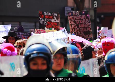 Nicht exklusiv: 08. März 2023, Mexiko-Stadt, Mexiko: Kontingente von Frauen marschieren zum Gedenken an den Internationalen Frauentag und fordern ihre Stockfoto