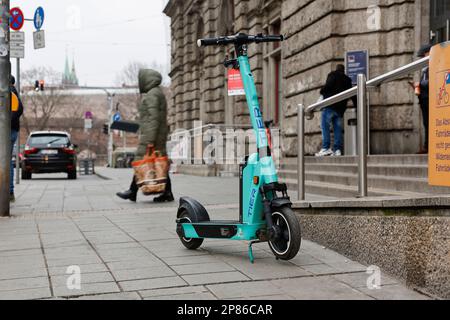 Nürnberg, Deutschland. 05. März 2023. Ein E-Roller steht auf dem Platz vor dem Nürnberger Hauptbahnhof. Rund 6.000 Elektroroller von fünf Lieferanten sind in Nürnberg unterwegs und können nach der Fahrt einfach überall an ihrem Ziel geparkt werden. Bayerns zweitgrößte Stadt setzt dem jetzt ein Ende. Kredit: Daniel Löb/dpa/Alamy Live News Stockfoto