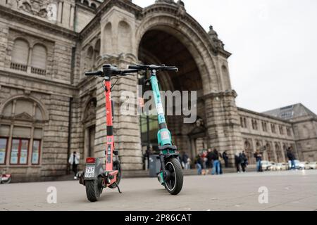 Nürnberg, Deutschland. 05. März 2023. E-Roller stehen auf dem Platz vor dem Nürnberger Hauptbahnhof. Rund 6.000 Elektroroller von fünf Lieferanten sind in Nürnberg unterwegs und können nach der Fahrt einfach überall an ihrem Ziel geparkt werden. Bayerns zweitgrößte Stadt setzt dem jetzt ein Ende. Kredit: Daniel Löb/dpa/Alamy Live News Stockfoto