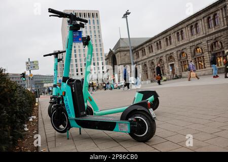 Nürnberg, Deutschland. 05. März 2023. E-Roller stehen auf dem Platz vor dem Nürnberger Hauptbahnhof. Rund 6.000 Elektroroller von fünf Lieferanten sind in Nürnberg unterwegs und können nach der Fahrt einfach überall an ihrem Ziel geparkt werden. Bayerns zweitgrößte Stadt setzt dem jetzt ein Ende. Kredit: Daniel Löb/dpa/Alamy Live News Stockfoto