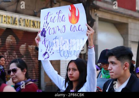 Nicht exklusiv: 08. März 2023, Mexiko-Stadt, Mexiko: Kontingente von Frauen marschieren zum Gedenken an den Internationalen Frauentag und fordern ihre Stockfoto
