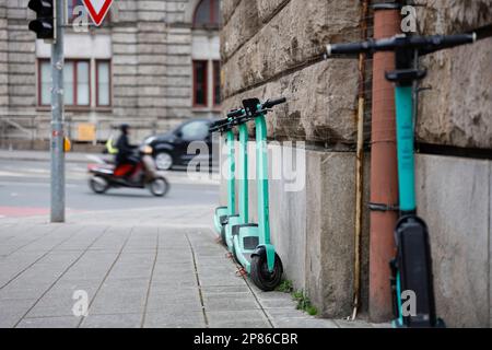 Nürnberg, Deutschland. 05. März 2023. E-Roller stehen in der Nähe einer Fassade vor dem Nürnberger Hauptbahnhof. Rund 6.000 Elektroroller von fünf Lieferanten sind in Nürnberg unterwegs und können nach der Fahrt einfach überall an ihrem Ziel geparkt werden. Bayerns zweitgrößte Stadt setzt dem jetzt ein Ende. Kredit: Daniel Löb/dpa/Alamy Live News Stockfoto