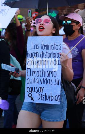 Nicht exklusiv: 08. März 2023, Mexiko-Stadt, Mexiko: Kontingente von Frauen marschieren zum Gedenken an den Internationalen Frauentag und fordern ihre Stockfoto